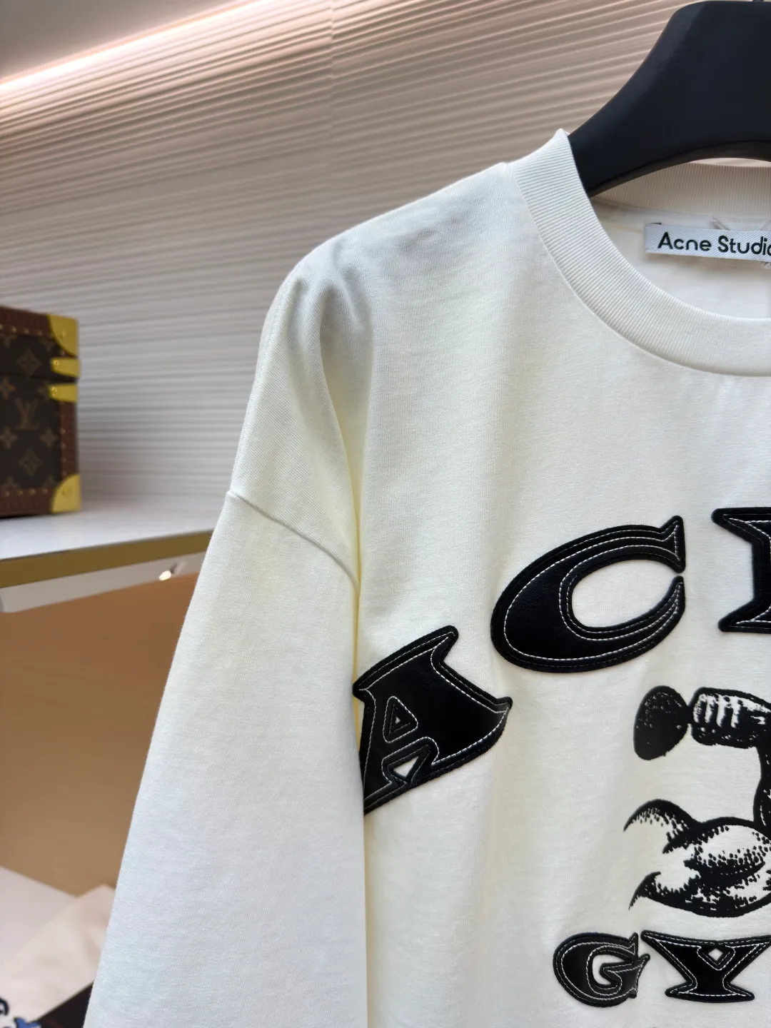 Acne Studios old logo fake two-piece long sleeves ●Original version: purchased and developed for 5500 ●Item number: 1681410-A65 ●Fabric: plain cotton fabric ●Technology: Glue printing production ●Color: white ●Version: fitted version ●Weight: about 400 grams ●Size: S-M-L-XL ●Description: Customized elegant cotton double-ply soft plain weave fabric and plaid moire memory plain weave cotton, soft and delicate, comfortable and close to the skin A hint of calmness and restraint in gray-toned green exudes a quiet and deep beauty. The ACNE GYM logo on the body is outlined with powerful white lines. For Everyone is simple but contains profound meaning. The old-fashioned effect that is inadvertently smudged meets the carrier of retro sentiment. It makes a stunning appearance in a fake two-piece version. It cleverly simulates the layering effect and is full of fashionable tension. Make every outfit a fashionable feast, using imported machine appliqué technology. Use advanced computer control systems and precision mechanical components to implement ACNE GYM appliqué operations. Present an embroidery effect with both clarity and three-dimensionality, using glue printing. The printing has been modified three times with film screens. Use glue liquid paint to print the pattern on the fabric. Bake the fabric to fix the printing pattern, and use the gradient old-fashioned spray process. Spray dyes of different colors on the surface of the fabric. Realize that clothes can show rich color changes under different lights and increase visual layering. The overall wiring is straight and delicate, the fabric is comfortable and soft, and the color is consistent without color difference. It can be matched with the same style to create a fashionable look and control various occasions. Customized accessories, complete with three standards, same style for men and women!